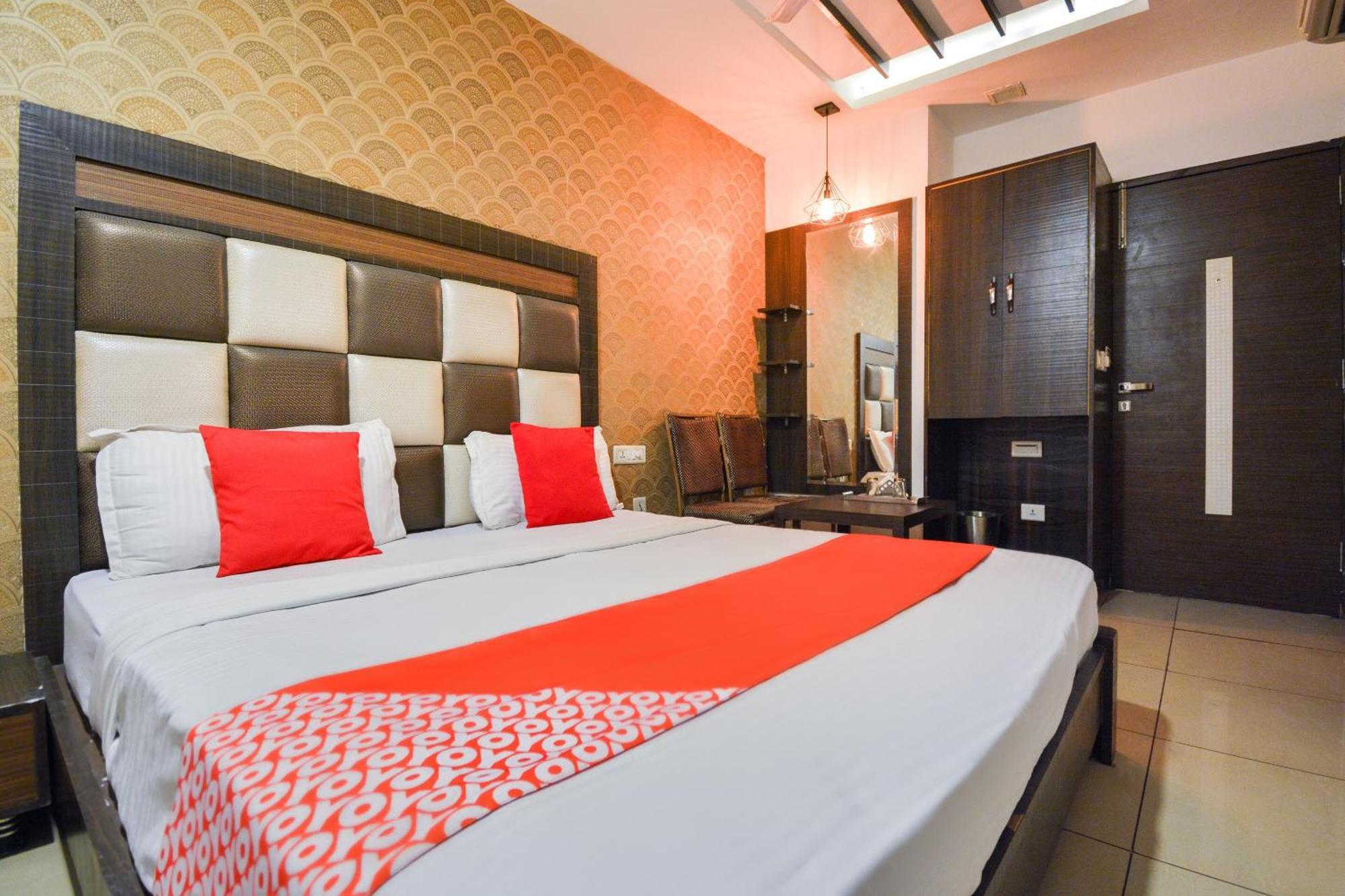 OYO 19392 Hotel Lexis Ludhiana Buitenkant foto