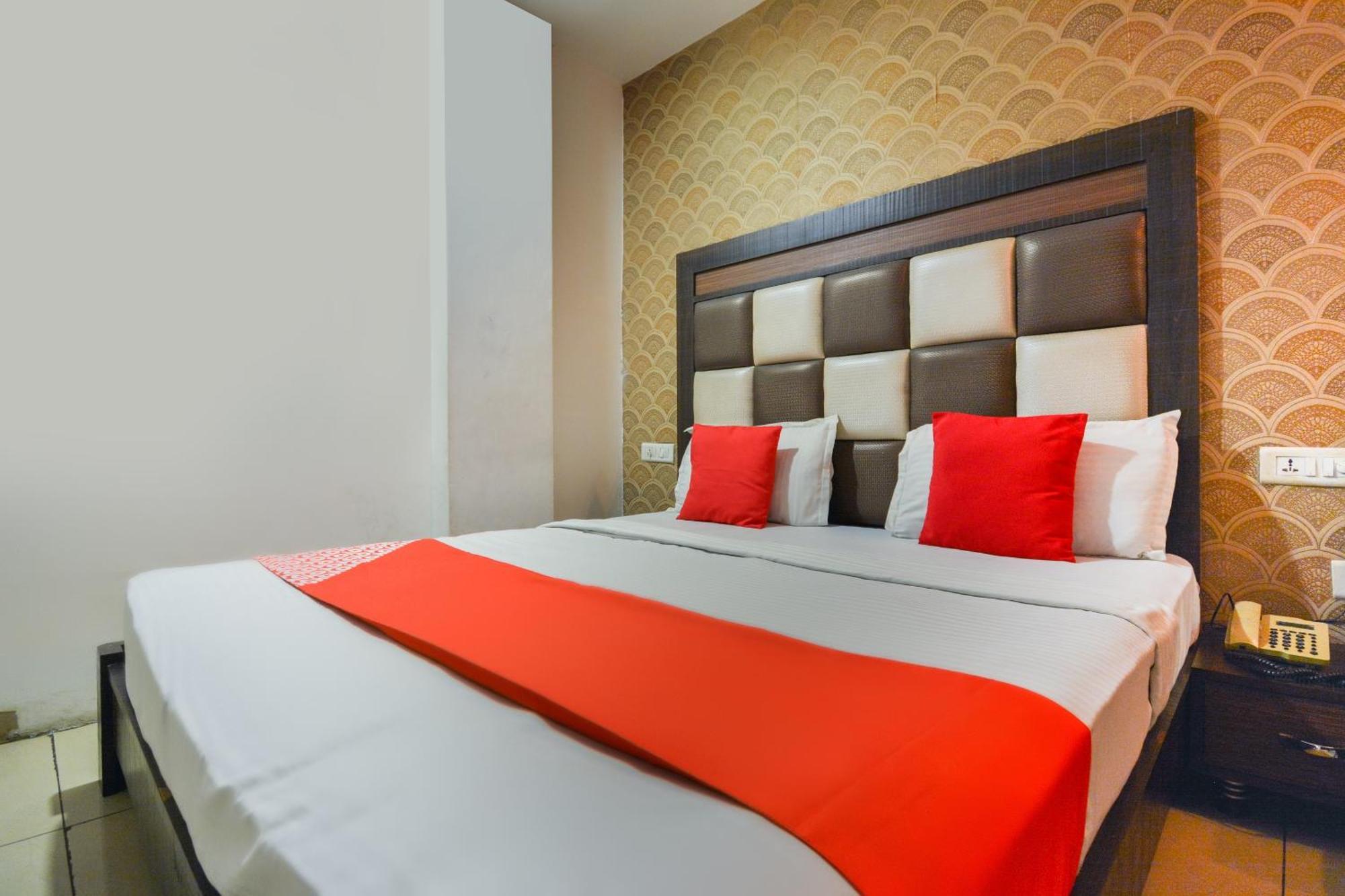 OYO 19392 Hotel Lexis Ludhiana Buitenkant foto