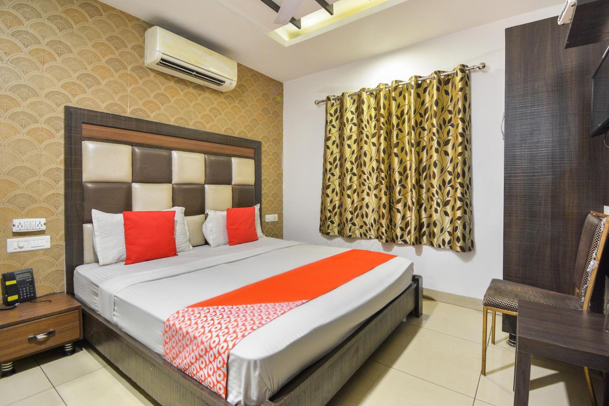 OYO 19392 Hotel Lexis Ludhiana Buitenkant foto