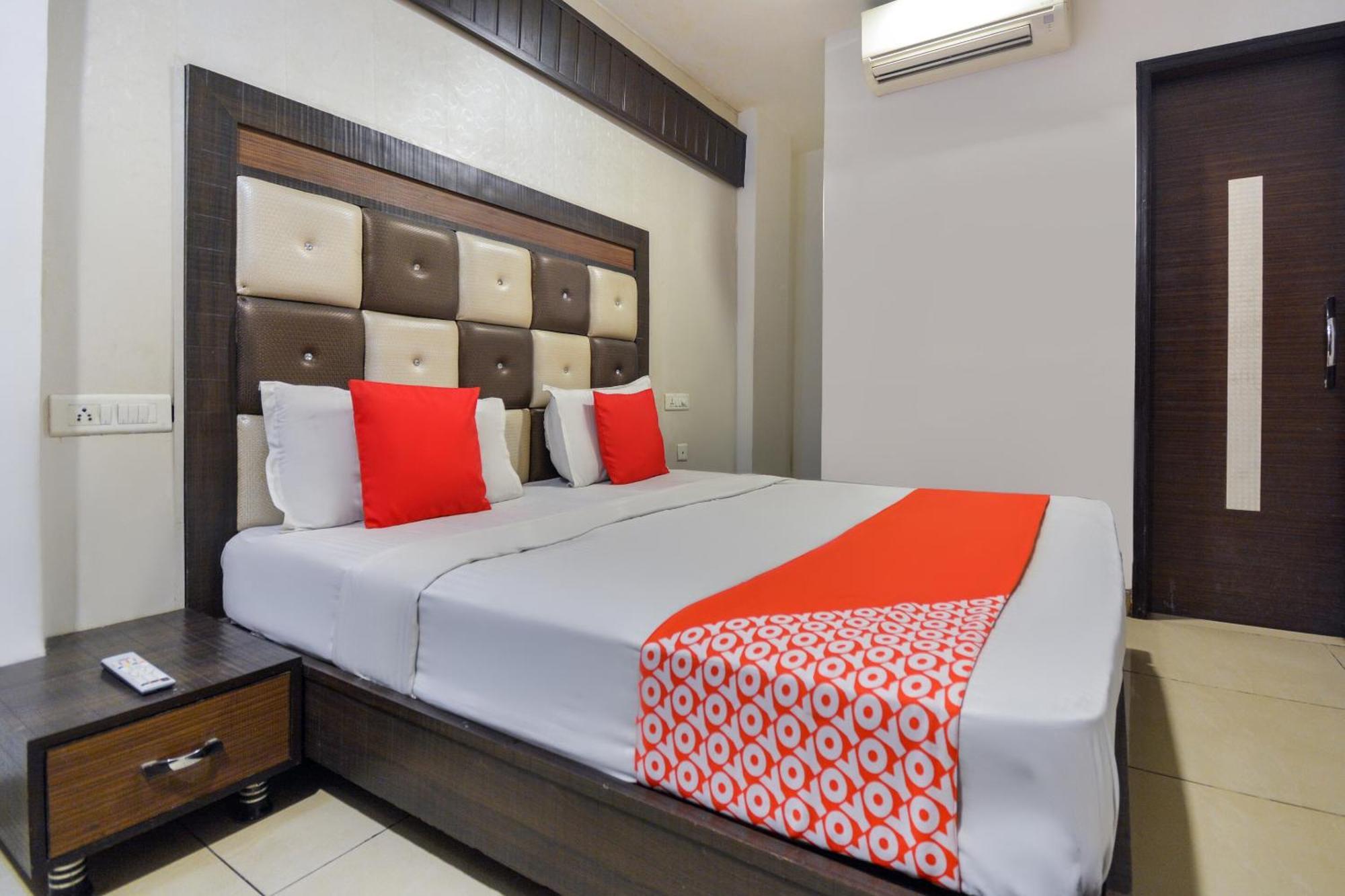 OYO 19392 Hotel Lexis Ludhiana Buitenkant foto